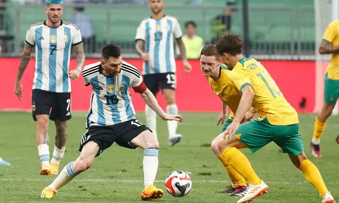 Messi ghi bàn trong trận đấu với Australia. Ảnh: Internet