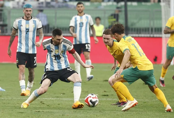 Messi cán cột mốc mới bằng bàn thắng ở giây 79 vào lưới Australia 2