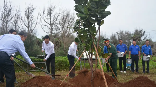 Chủ tịch nước Võ Văn Thưởng thăm và làm việc tại đảo Phú Quý 2