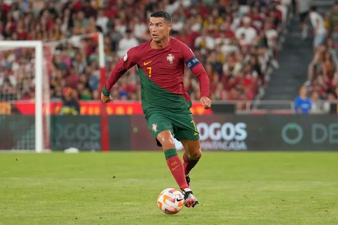 Cristiano Ronaldo dù không nổ súng trong trận đấu này nhưng siêu sao người Bồ vẫn biết cách khiến khán giả phải nhớ đến mình, với một hình ảnh thú vị trên sân.