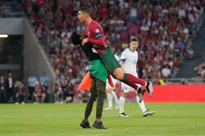 NHM ôm và nhấc bổng Ronaldo.