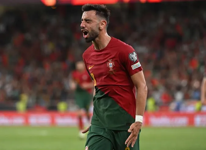 Bruno Fernandes là ngôi sao sáng nhất trận đấu khi lập một cú đúp giúp Bồ Đào Nha tiếp tục đứng nhất bảng J và nối dài mạch thắng dưới thời HLV Roberto Martinez lên con số 3.