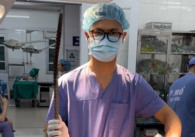 Người đàn ông bị xà beng dài 90cm đâm xuyên cổ được cứu sống 1