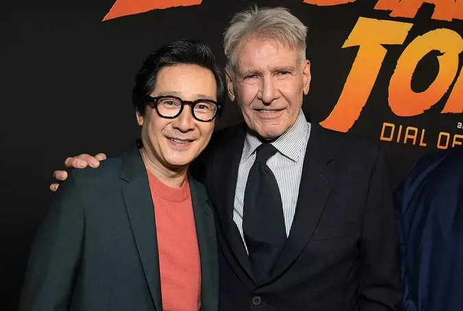 Harrison Ford ôm chặt Quan Kế Huy trên thảm đỏ ra mắt ở Los Angeles 4