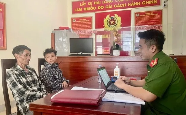 Công an tiếp nhận 2 người phải đi bộ cả trăm cây số về nhà, nghi bị quỵt lương 1