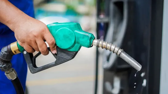 Tiếp tục giữ nguyên giá xăng từ 15 giờ ngày 21/6 1