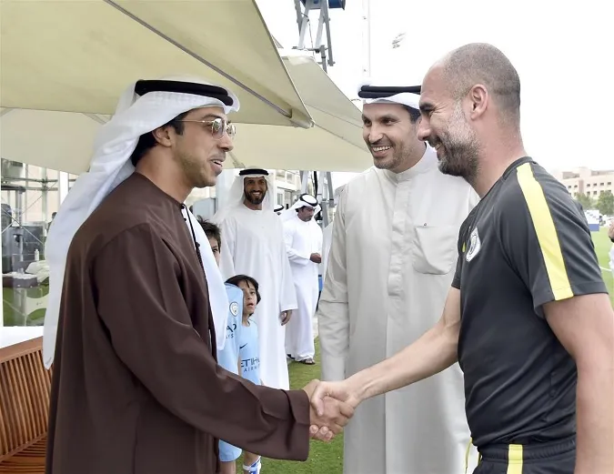 Sheikh Mansour gặp Pep Guardiola và phần còn lại của đội bóng ở Abu Dhabi. Ảnh: Internet