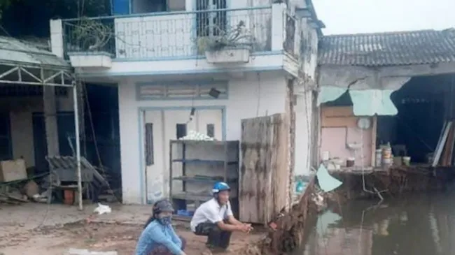 Sóc Trăng: Sạt lở trong đêm khiến 3 căn nhà chìm xuống sông