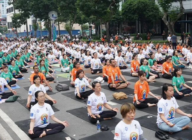 Hơn 1.000 người đồng diễn yoga duy trì tinh thần và thể chất khỏe mạnh 1