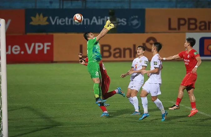 Sai lầm của thủ môn Quang Tuấn đã gián tiếp khiến Hà Tĩnh vỡ trận