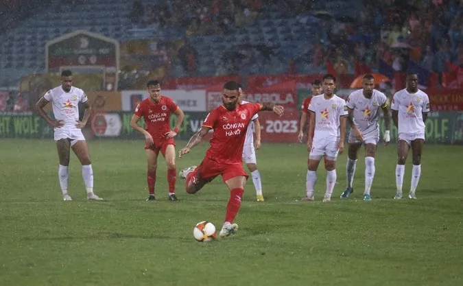 Cú sút của Cley đưa Công An Hà Nội dẫn trước. Ảnh: Internet