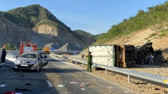 Container tông ôtô con trên cao tốc Cam Lâm-Nha Trang, 5 người thương vong 2
