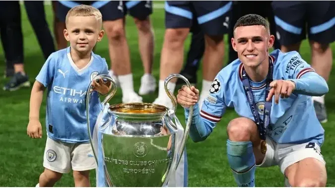 Ronnie Foden là một hiện tượng khi ở độ tuổi 4 đã được chạm vào danh hiệu Champions League. Ảnh: Internet