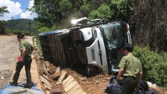 Điểm tin trưa 26/6: Vì sao xe chở CLB trẻ Quảng Nam bị lật? | Bắt 