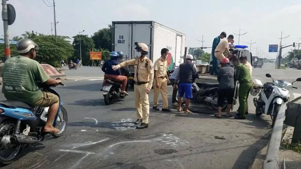 Hiện trường tai nạn xe bồn tông hàng loạt xe máy đang dừng chờ đèn đỏ - Ảnh: Báo ATGT