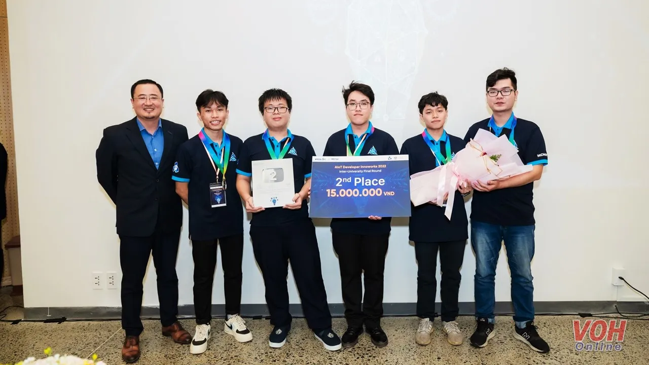 sinh viên nghiên cứu máy đo huyết áp