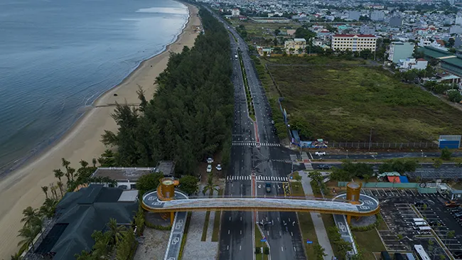 Điêm tin chiều 2/7: Cầu đi bộ đầu tiên ven vịnh Đà Nẵng | Quét lá trên mái tôn bị điện giật tử vong 2