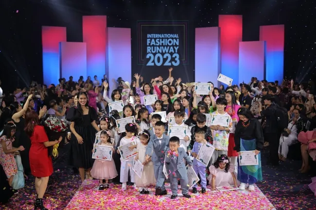 100 mẫu nhí trình diễn tại International Fashion Runway chủ đề Di Sản 1