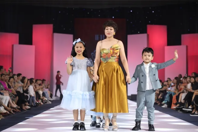100 mẫu nhí trình diễn tại International Fashion Runway chủ đề Di Sản 10