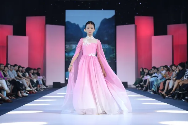 100 mẫu nhí trình diễn tại International Fashion Runway chủ đề Di Sản 8