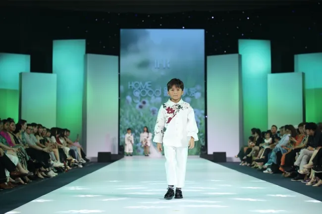 100 mẫu nhí trình diễn tại International Fashion Runway chủ đề Di Sản 3