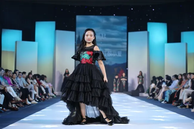 100 mẫu nhí trình diễn tại International Fashion Runway chủ đề Di Sản 2