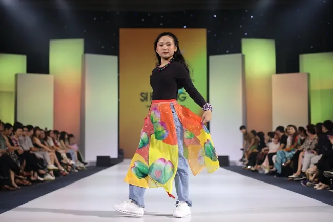 100 mẫu nhí trình diễn tại International Fashion Runway chủ đề Di Sản 6
