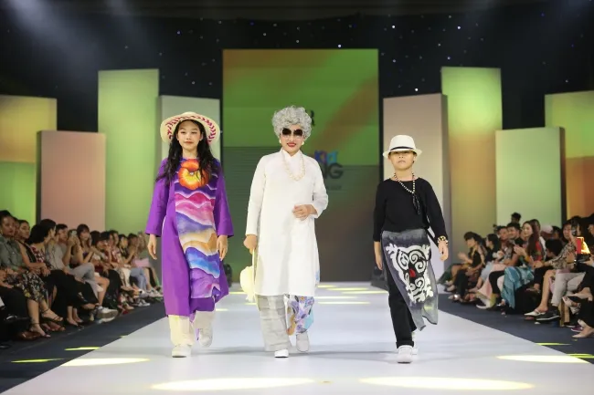 Cuối phần trình diễn, nghệ sĩ hát ru Cao Minh Hiền dẫn tay hai em nhỏ diễn kết thúc bộ sưu tập.  