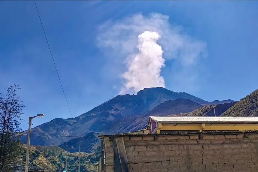 Tin thế giới sáng 4/7: Peru ban bố tình trạng khẩn cấp vì núi lửa phun trào | Rơi máy bay quân sự ở Venezuela