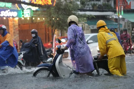 Điểm tin chiều 5/7: Đình chỉ kíp trực không lưu vụ máy bay suýt va nhau | Cảnh báo mưa dông kéo dài 5