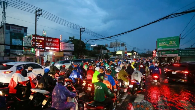 Điểm tin sáng 6/7: Tạm giữ người dùng dao tấn công CSGT | Xếp hàng xuyên đêm nộp hồ sơ lớp 10 1