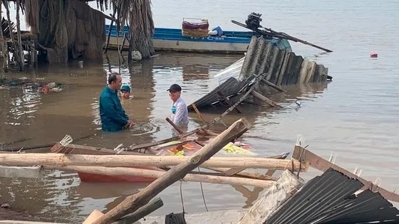 Cà Mau: Sạt lở làm bốn căn nhà sụp xuống sông 1