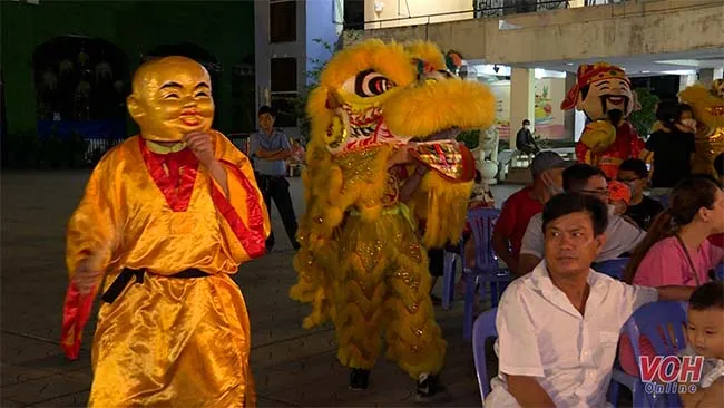 Nghệ thuật biểu diễn Lân Sư Rồng thu hút du khách  đến với TPHCM 2