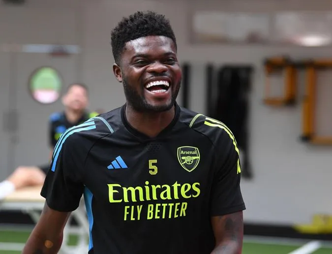 Thomas Partey xuất hiện rạng rỡ dù cho trước đó từng có nhiều thông tin cho rằng anh sẽ rời Arsenal để chuyển tới đầu quân cho Juventus - Ảnh: Internet 