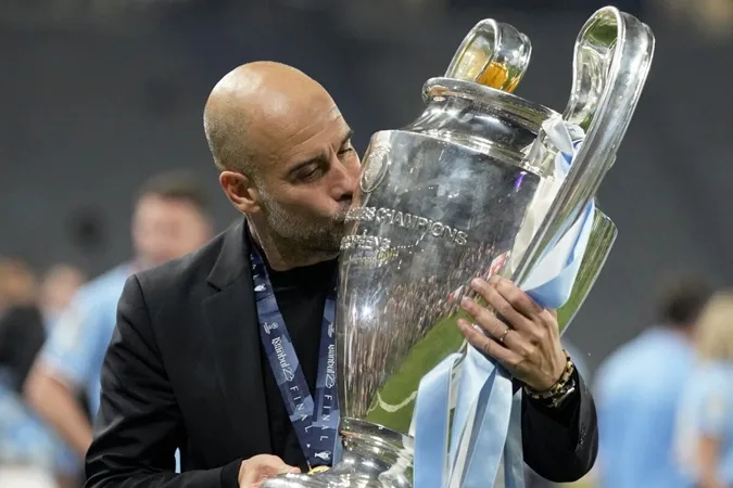 Pep Guardiola là huấn luyện viên đầu tiên trong lịch sử bóng đá giành được hai 