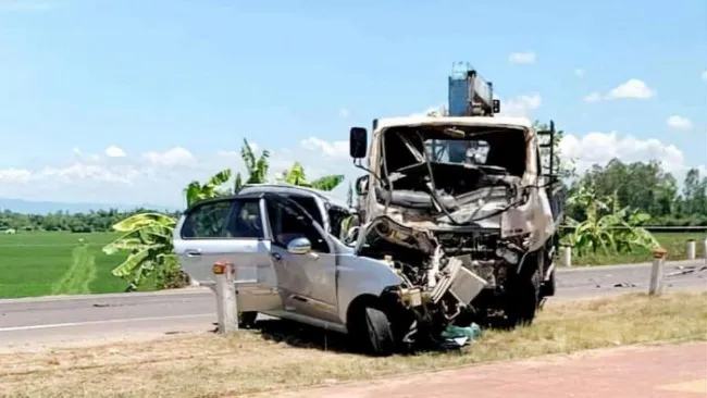 Tai nạn giao thông hôm nay 11/7: Ôtô lao vào đầu xe tải, tài xế tử vong 1