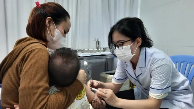 Điểm tin trưa 12/7: TPHCM cần 1,7 triệu liều vắc xin TCMR | Bắt đối tượng truy nã đặc biệt 1