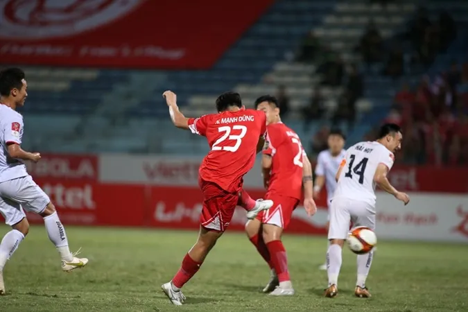 Nhâm Mạnh Dũng với tình huống xuất thần giúp Viettel nâng tỷ số lên 2-0