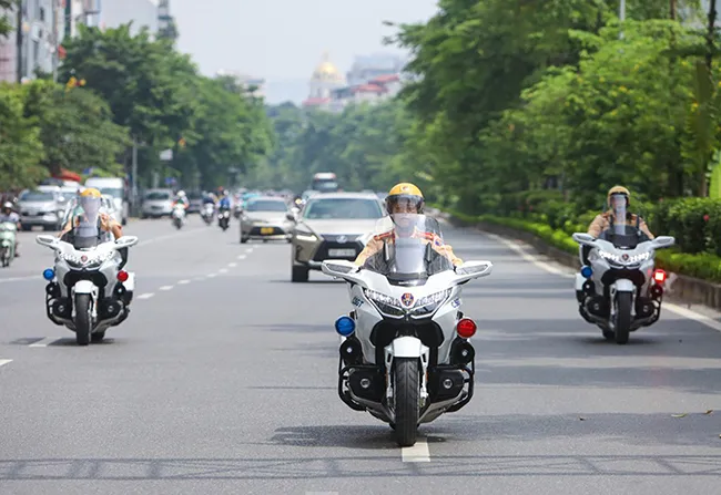 Bàn giao 30 mô tô 1800 phân khối cho cảnh sát giao thông 11 tỉnh, thành phố 2