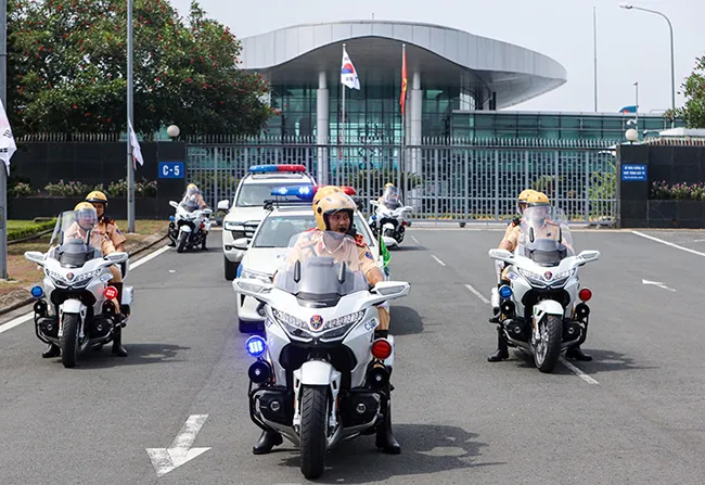 Bàn giao 30 mô tô 1800 phân khối cho cảnh sát giao thông 11 tỉnh, thành phố 3