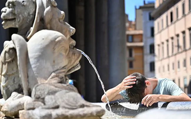 Một cậu bé làm mát tại đài phun nước Piazza della Rotonda, Ý, hôm 11/7