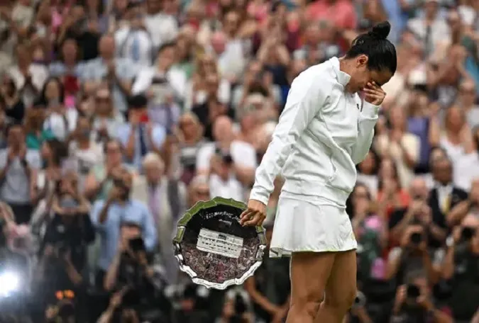 “Ngựa ô” Vondrousova vô địch Wimbledon với thành tích chưa ai làm được