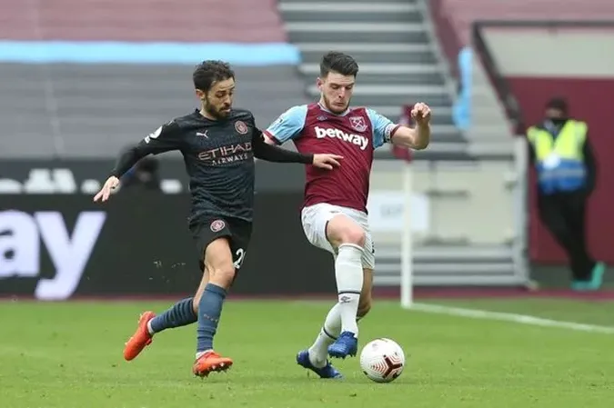 Man City muốn Bernardo Silva biết họ coi anh quan trọng tương đương Declan Rice của Arsenal. Ảnh: Internet