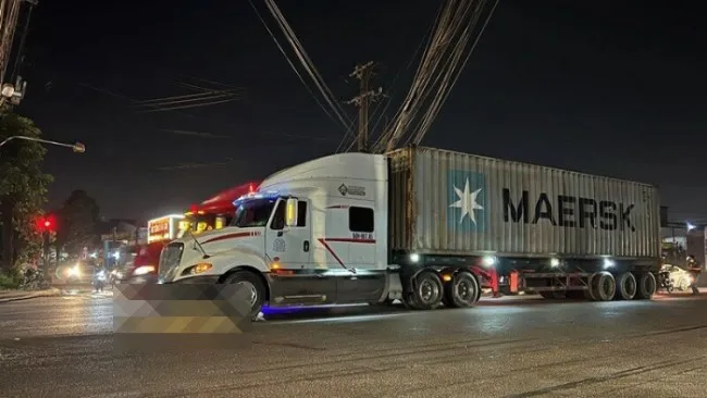 Xe container cuốn xe máy vào gầm, 1 người tử vong 1