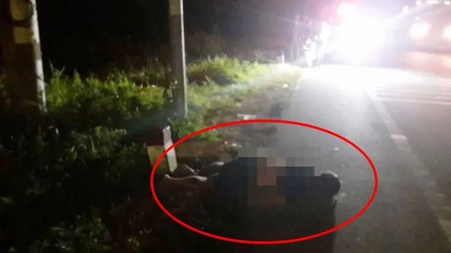  Người đàn ông chết gục bên lề đường - Ảnh: Báo Giao thông 