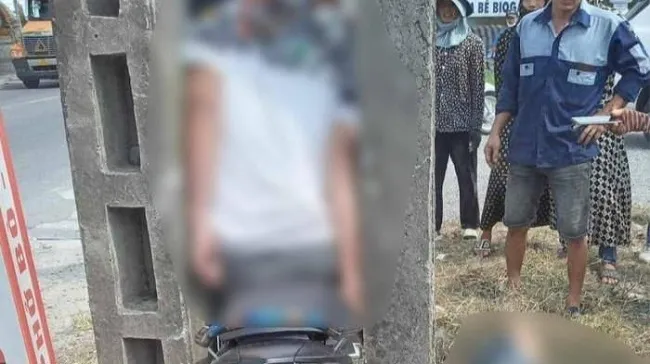 Xe máy "tống 3" lao vào khe hẹp hai trụ điện, 1 người chết 1