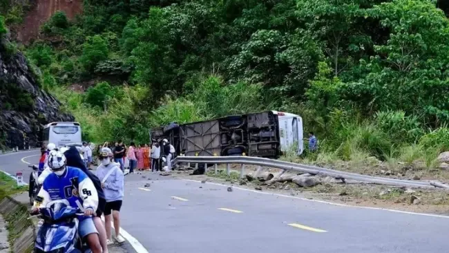 Ôtô chở khách du lịch Trung Quốc lật trên đèo, 4 người chết 1