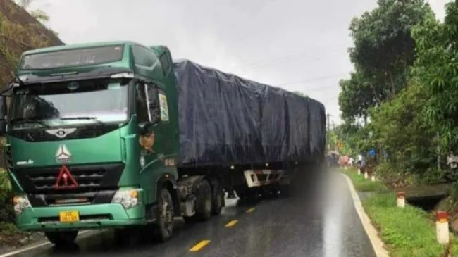 Xe đầu kéo va chạm xe máy, 2 người tử vong 1