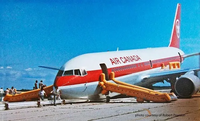 Máy bay hết nhiên liệu từ độ cao 12 ngàn mét, 69 hành khách vẫn an toàn 1