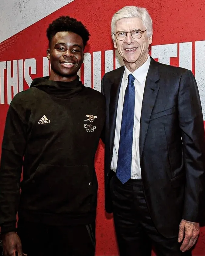 Buyako Saka gặp Arsene Wenger. Ảnh: Internet